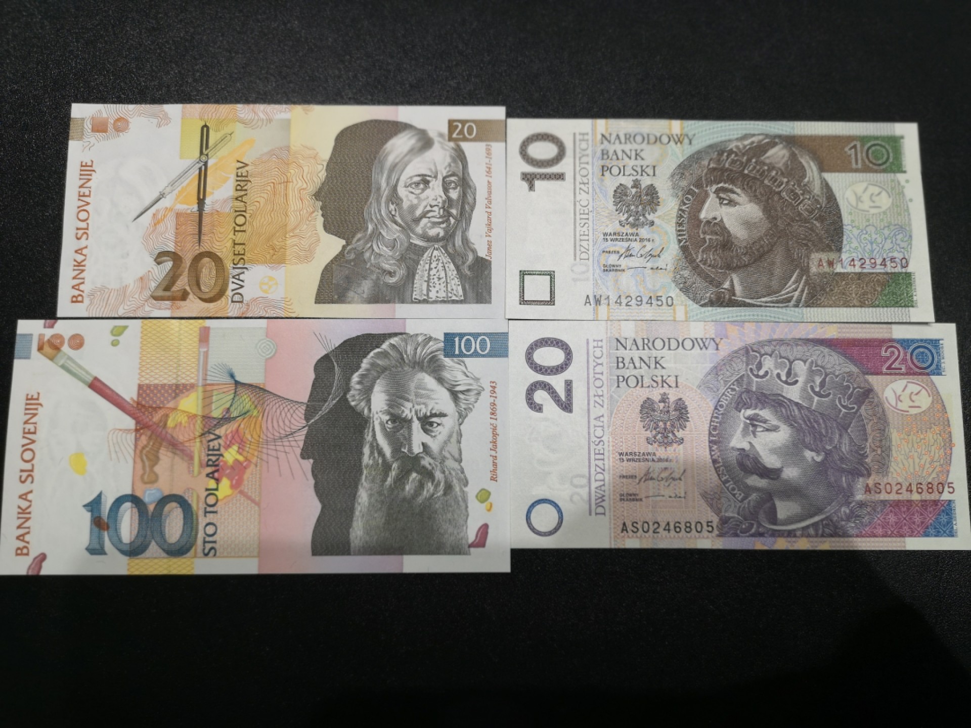《外钞收藏家》第一百六十四期拍卖（本期100件） 斯洛文尼亚和波兰 共4张 全新UNC