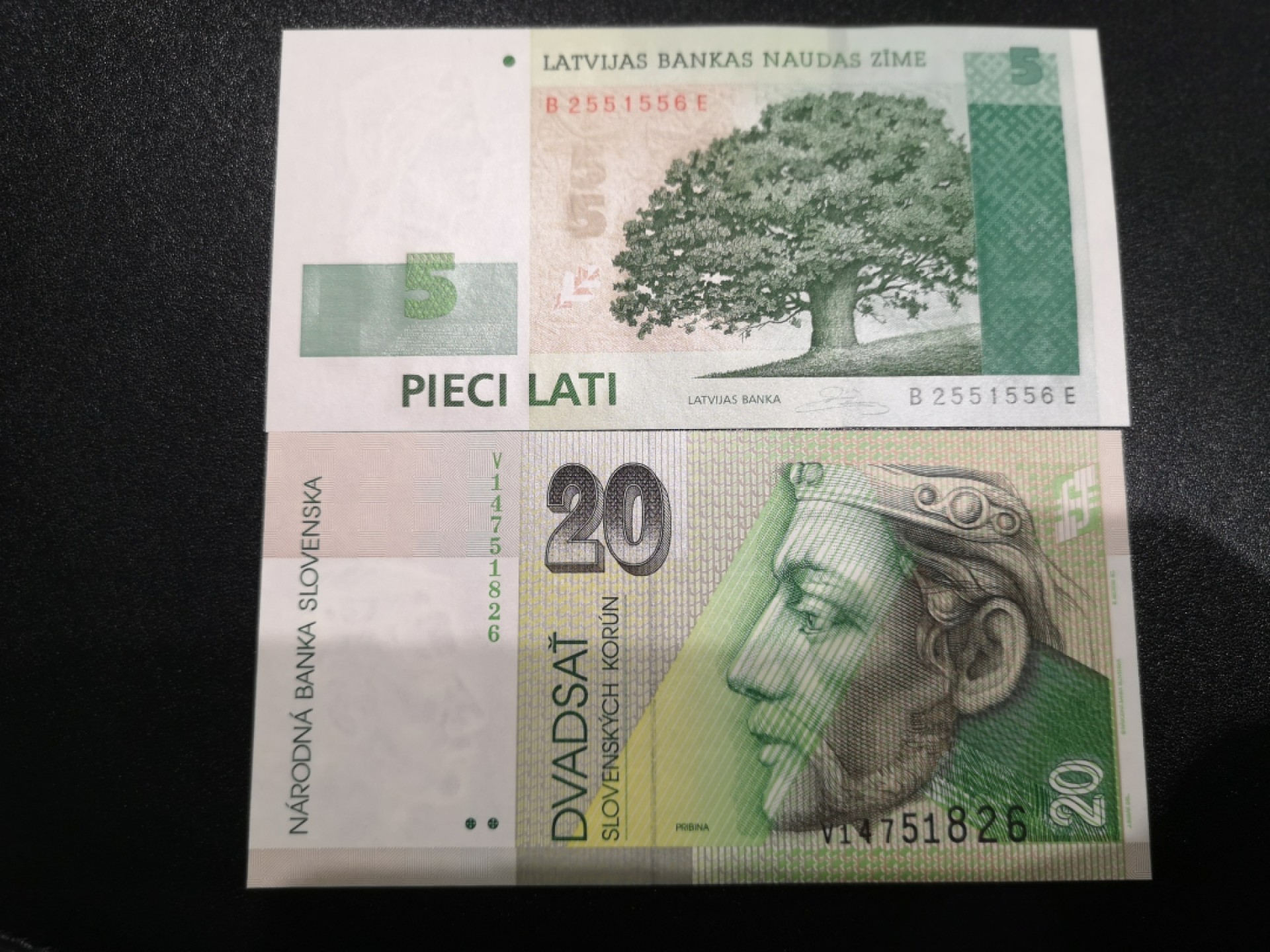 《外钞收藏家》第一百六十四期拍卖（本期100件） 拉脱维亚和斯洛伐克两张 全新UNC