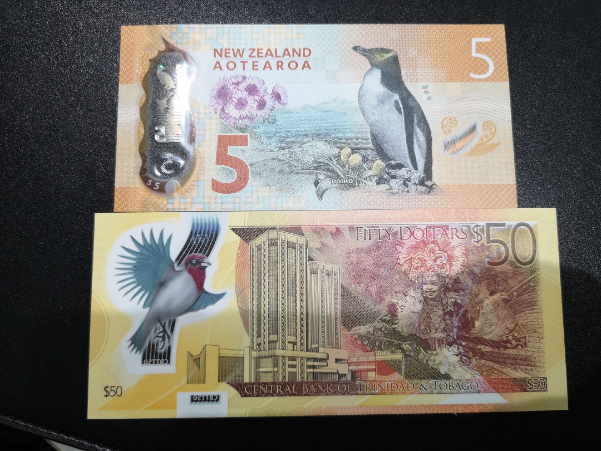 《外钞收藏家》第一百六十四期拍卖（本期100件） 2014、15年世界最佳纸币-新西兰和特立尼达 两张 全新UNC