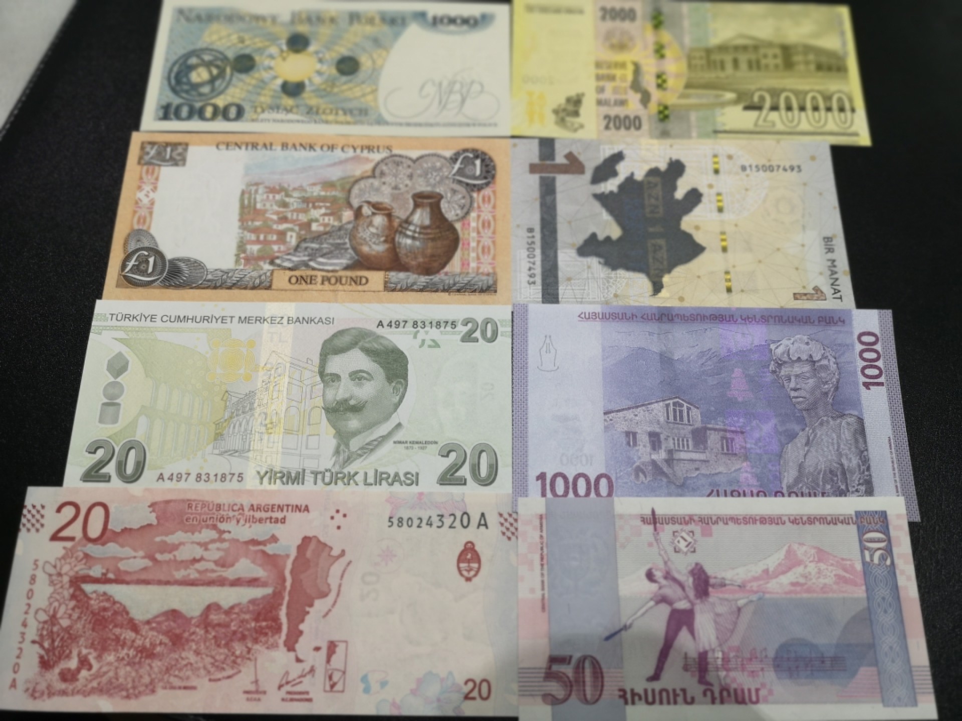 《外钞收藏家》第一百六十四期拍卖（本期100件） 八个国家8张纸币 全新UNC