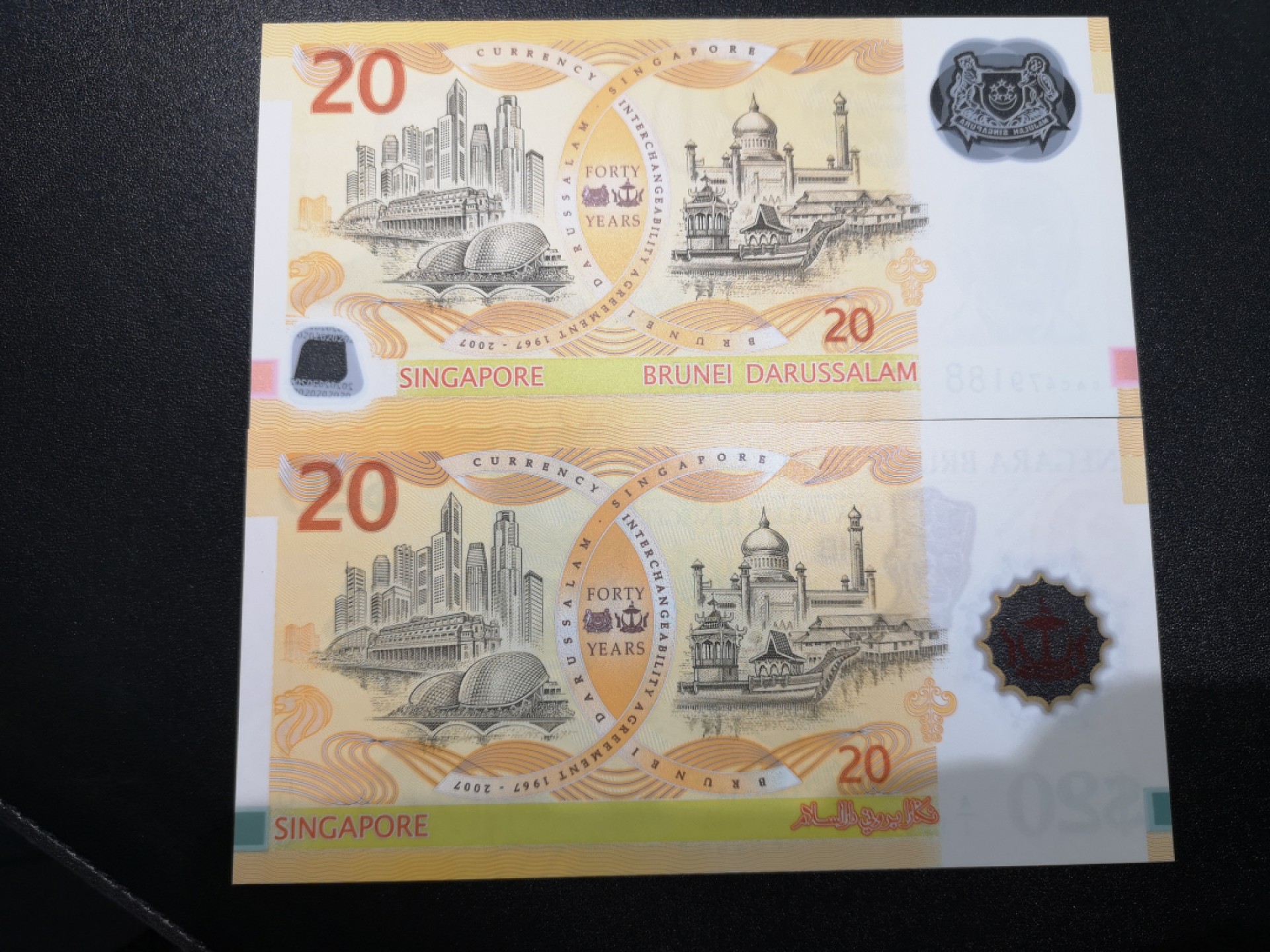 《外钞收藏家》第一百六十四期拍卖（本期100件） 新加坡文莱纪念钞 两张 全新UNC