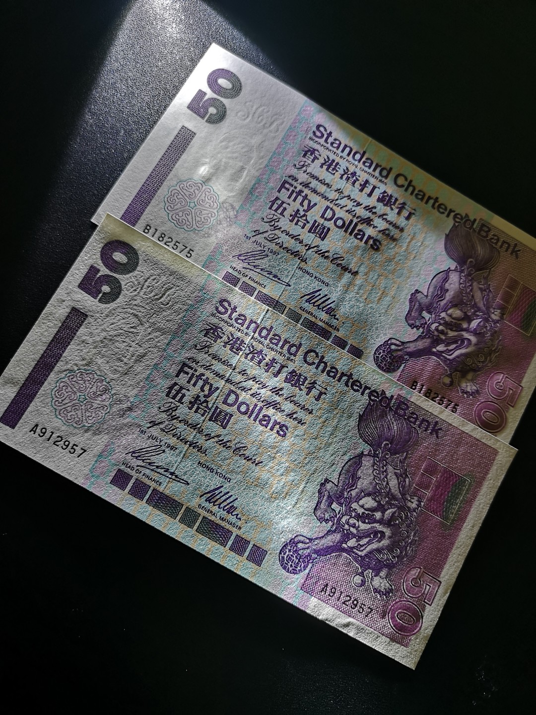 《外钞收藏家》第一百六十四期拍卖（本期100件） 1997年渣打银行50 A、B冠 两张 全新 边上轻微受潮 是纸胆中的纸胆