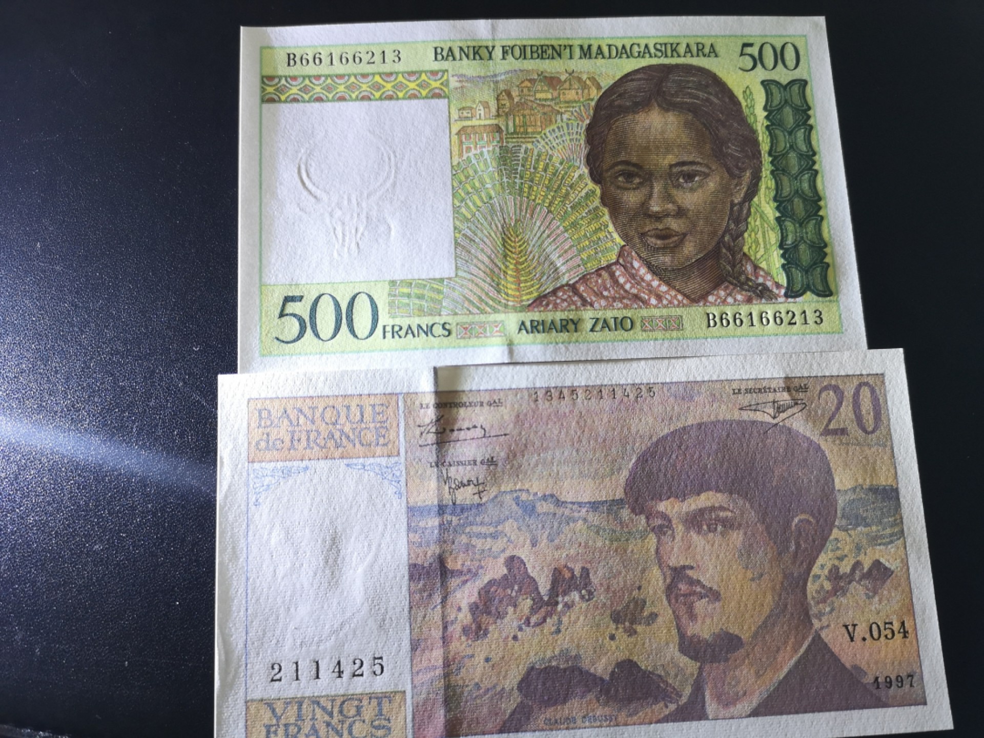 《外钞收藏家》第一百六十四期拍卖（本期100件） 马达加斯加、法国 两张 全新UNC