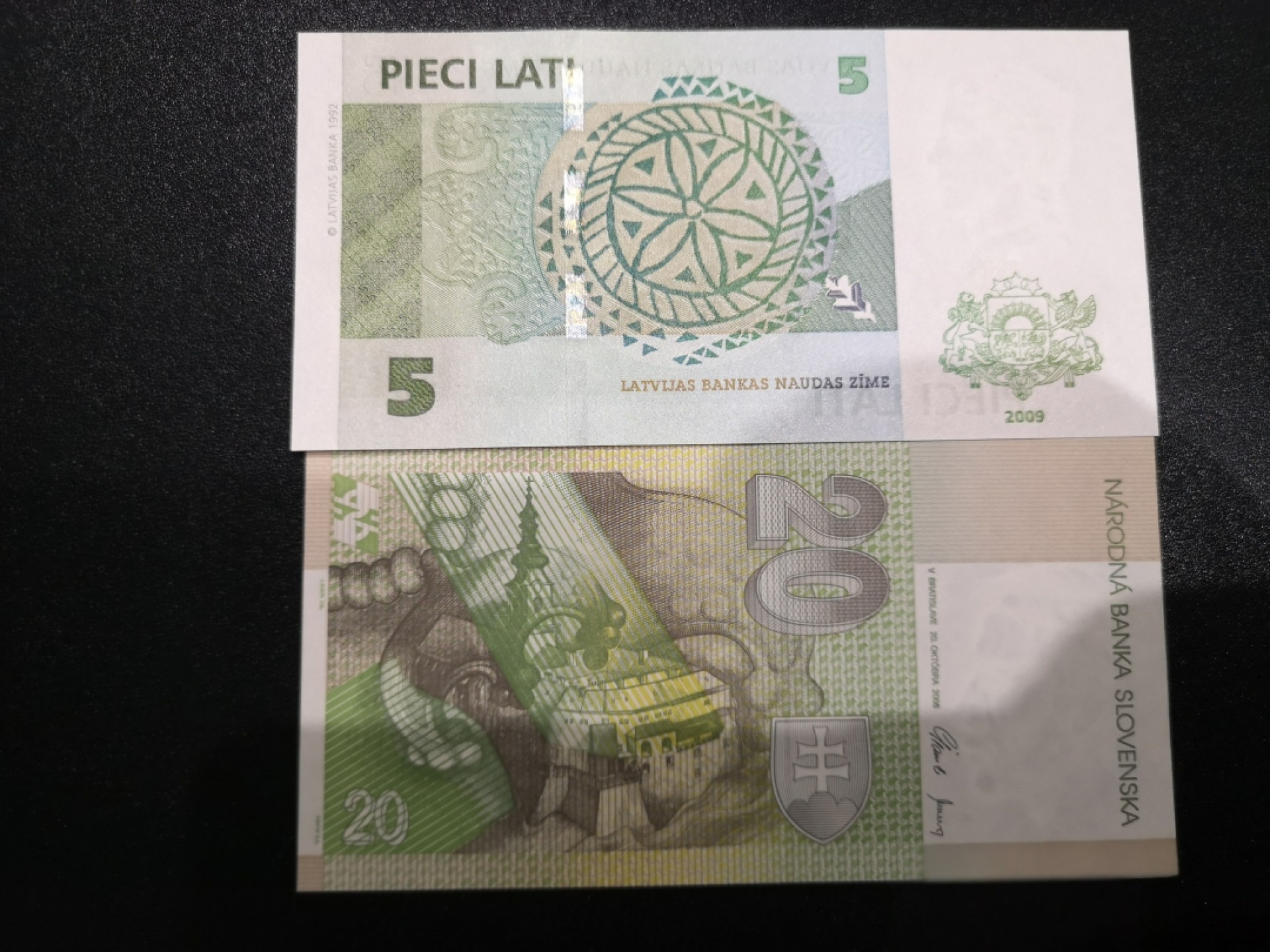 《外钞收藏家》第一百六十四期拍卖（本期100件） 拉脱维亚和斯洛伐克两张 全新UNC