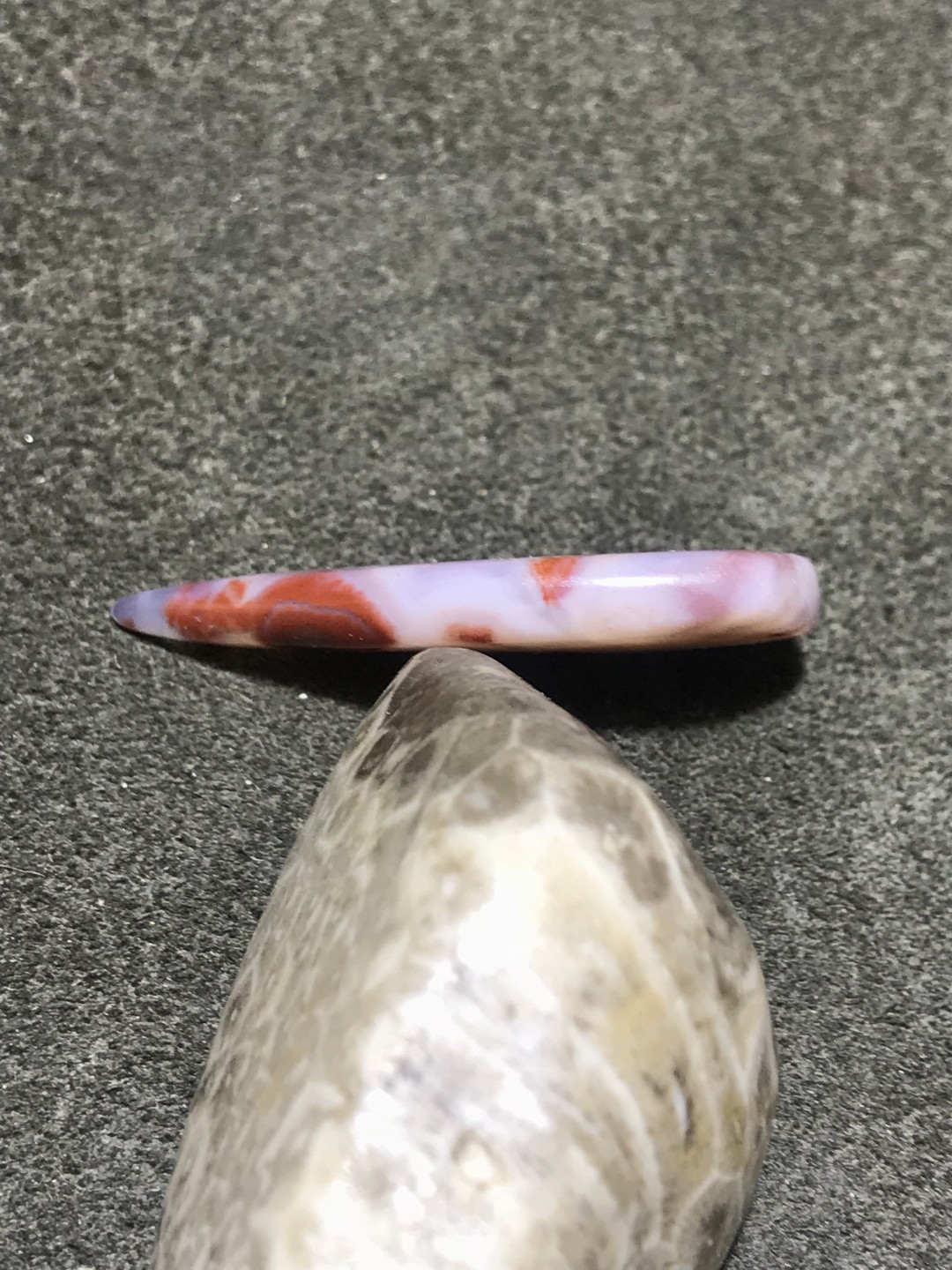 天然冰透高润度红水草玛瑙牙形吊坠一颗，