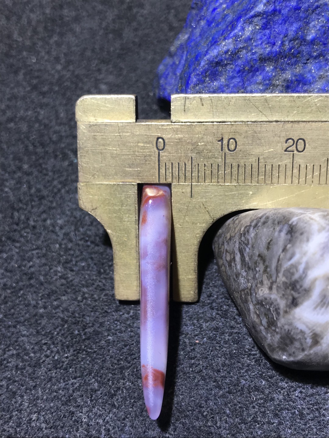 天然冰透高润度红水草玛瑙牙形吊坠一颗，