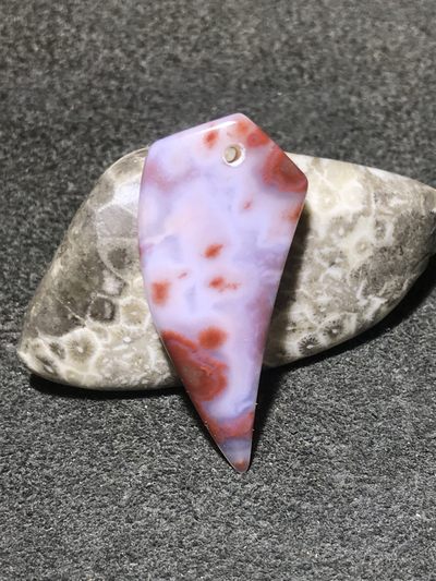 天然冰透高润度红水草玛瑙牙形吊坠一颗， - 天然冰透高润度红水草玛瑙牙形吊坠一颗，