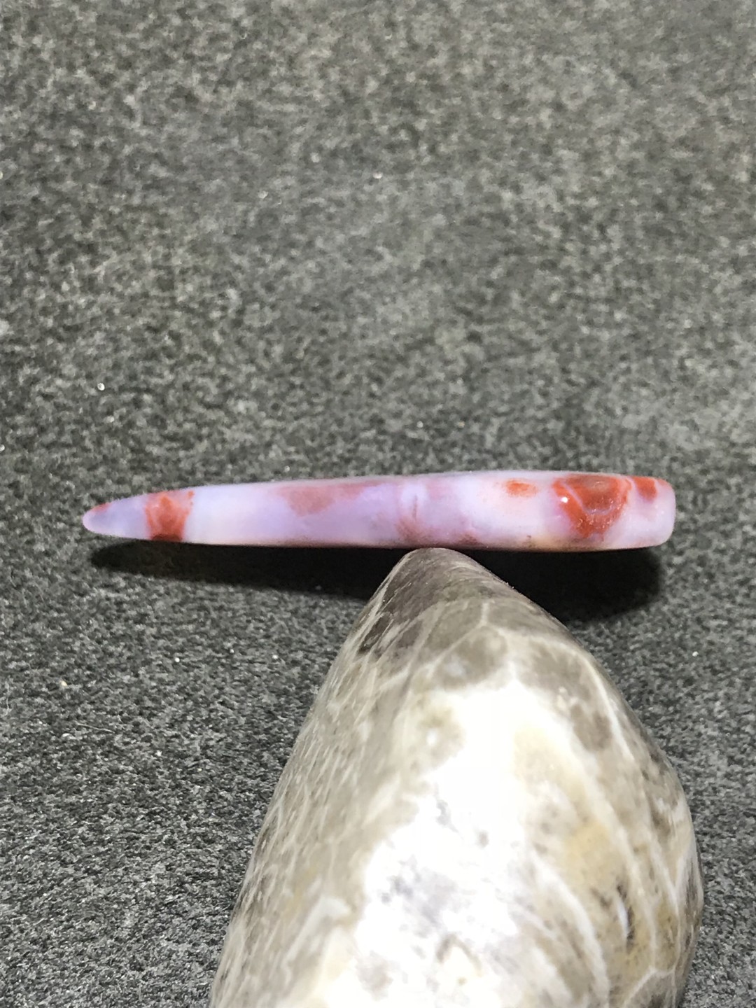 天然冰透高润度红水草玛瑙牙形吊坠一颗，