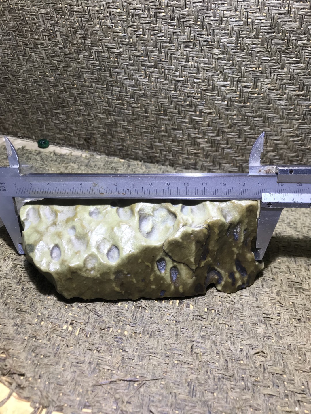 精美新疆蜂窝绿泥石原石把件（镇纸，摆件） 一块