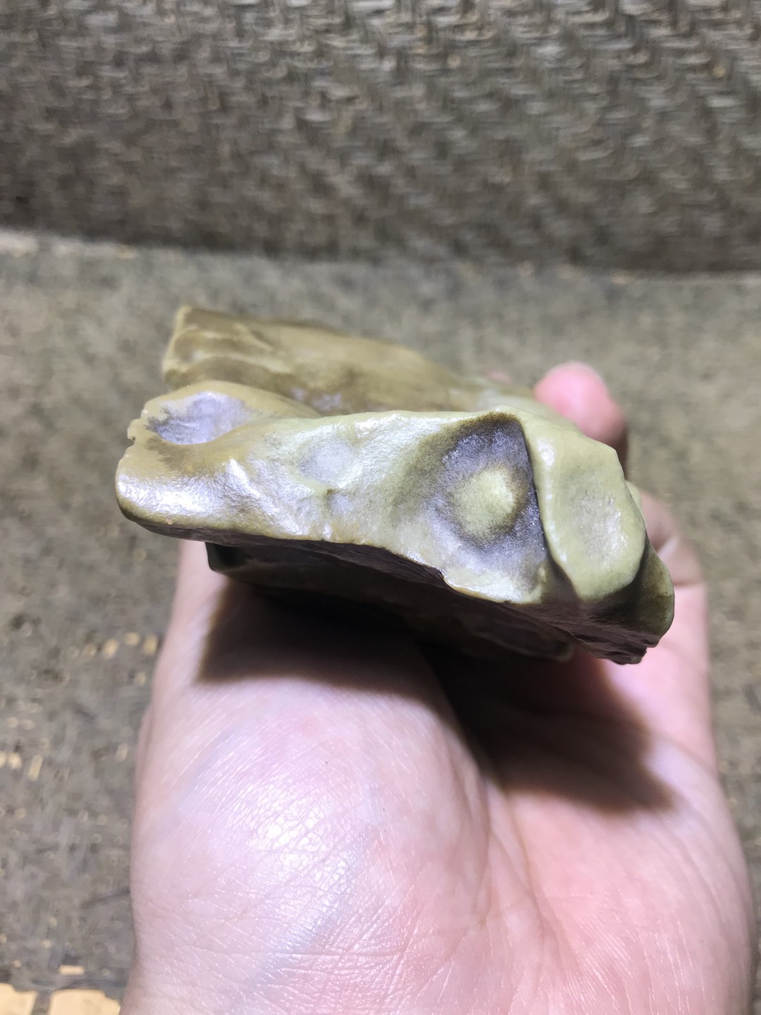 精美新疆蜂窝绿泥石原石把件（镇纸，摆件） 一块