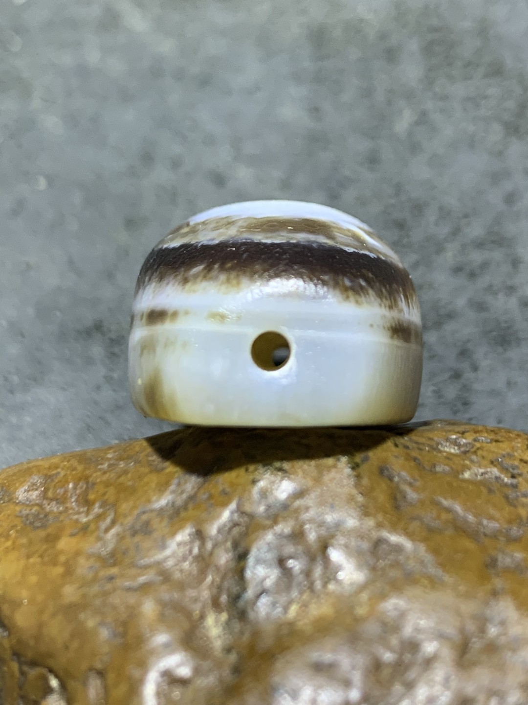 精美风化纹药师玛瑙随形羊眼板珠一个，