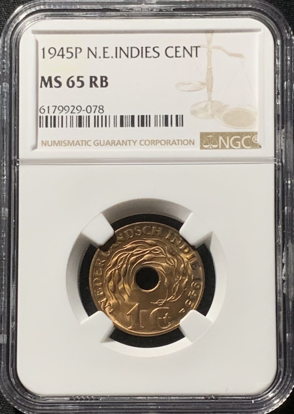 紫瑗钱币——第244期拍卖 荷属东印度 1945年 P版 1分 中孔 铜币 NGC MS65 RB