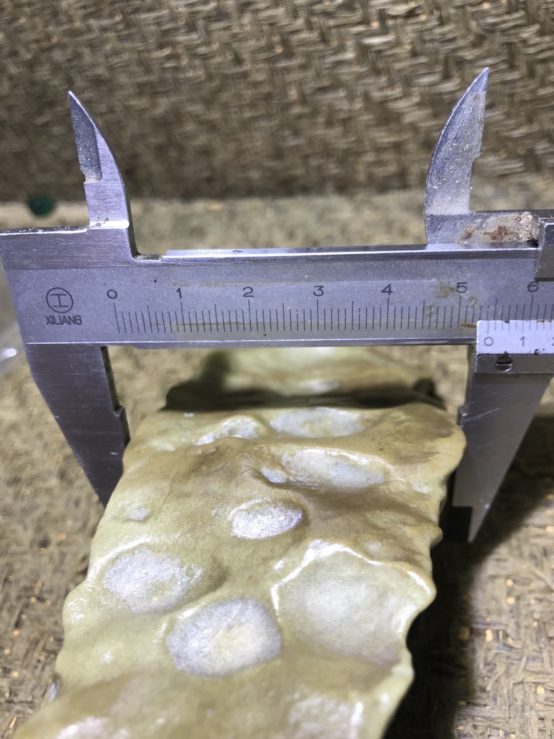 精美新疆蜂窝绿泥石原石把件（镇纸，摆件） 一块