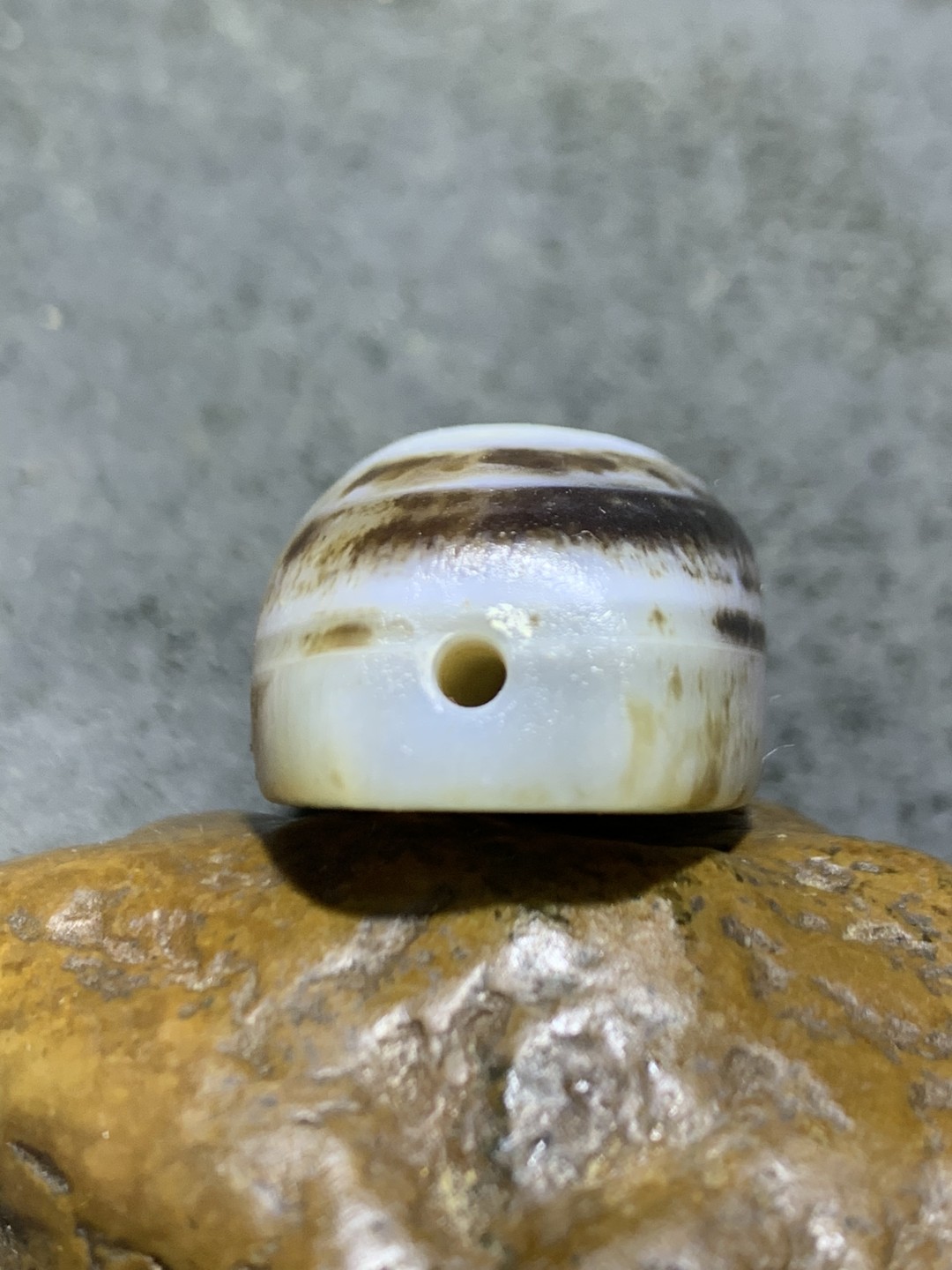 精美风化纹药师玛瑙随形羊眼板珠一个，