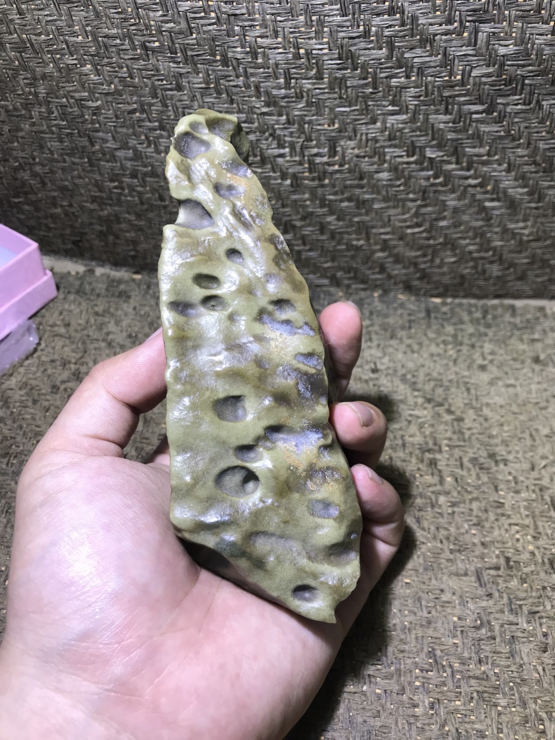 精美新疆蜂窝绿泥石原石把件（镇纸，摆件） 一块
