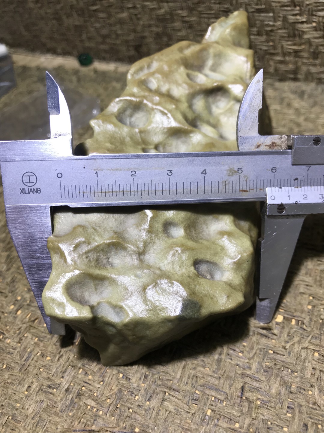精美新疆蜂窝绿泥石原石把件（镇纸，摆件） 一块