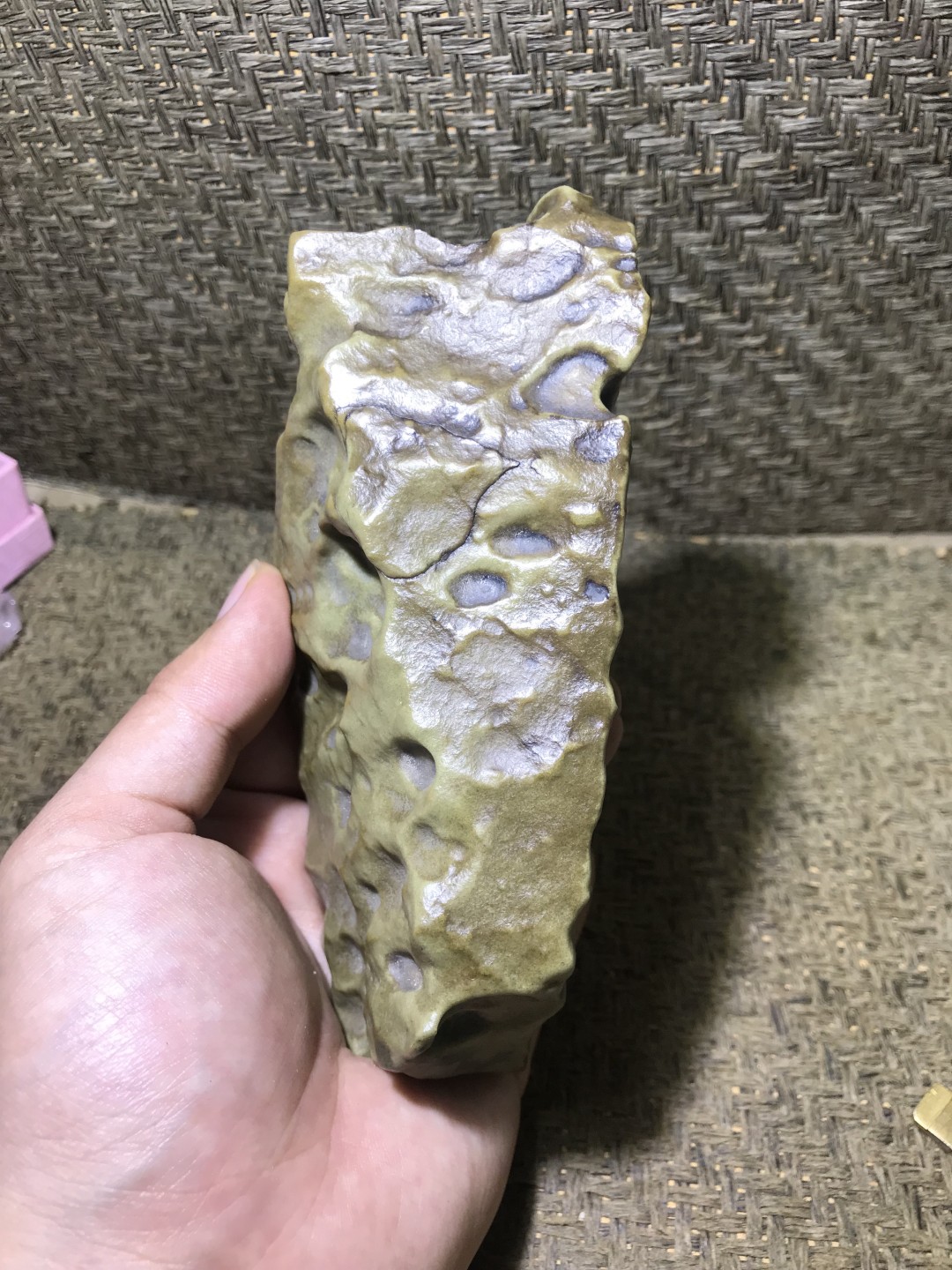 精美新疆蜂窝绿泥石原石把件（镇纸，摆件） 一块