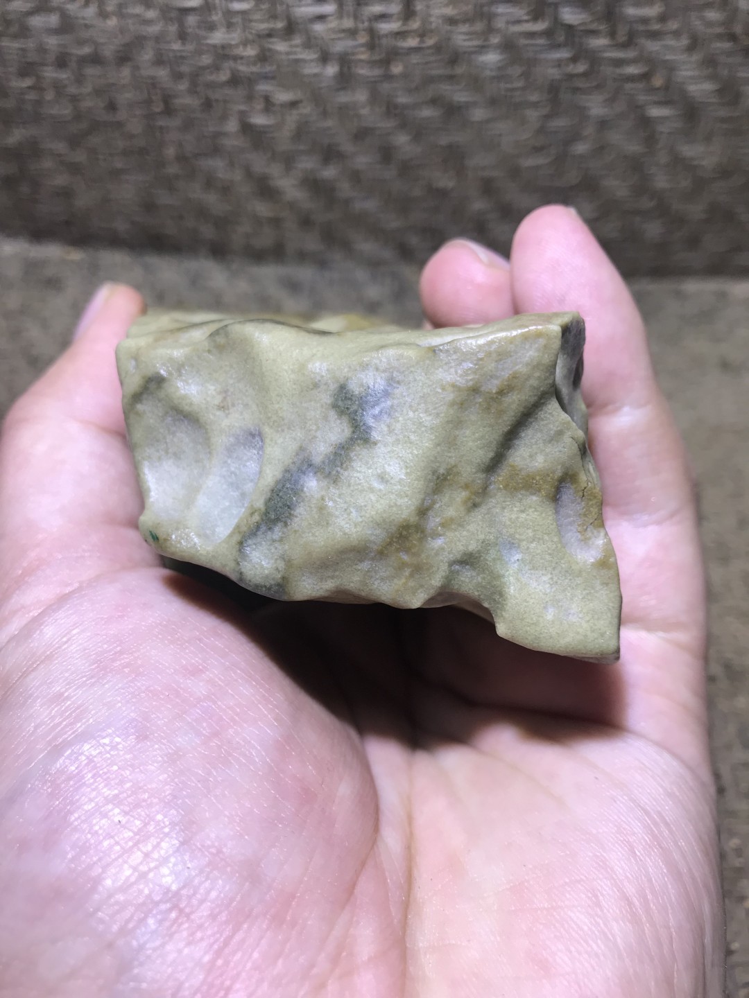 精美新疆蜂窝绿泥石原石把件（镇纸，摆件） 一块