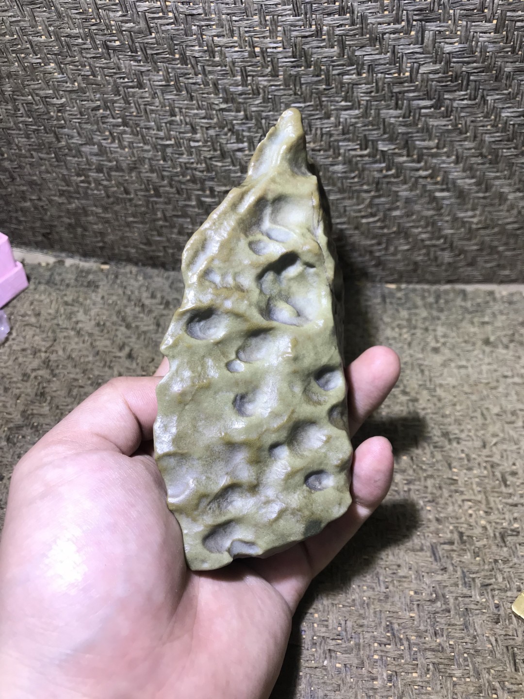 精美新疆蜂窝绿泥石原石把件（镇纸，摆件） 一块