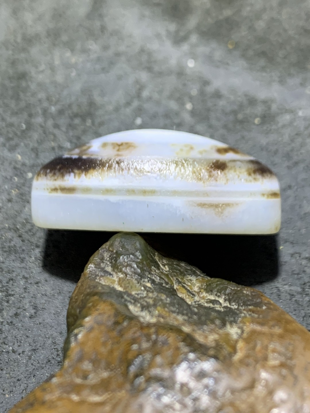精美风化纹药师玛瑙随形羊眼板珠一个，