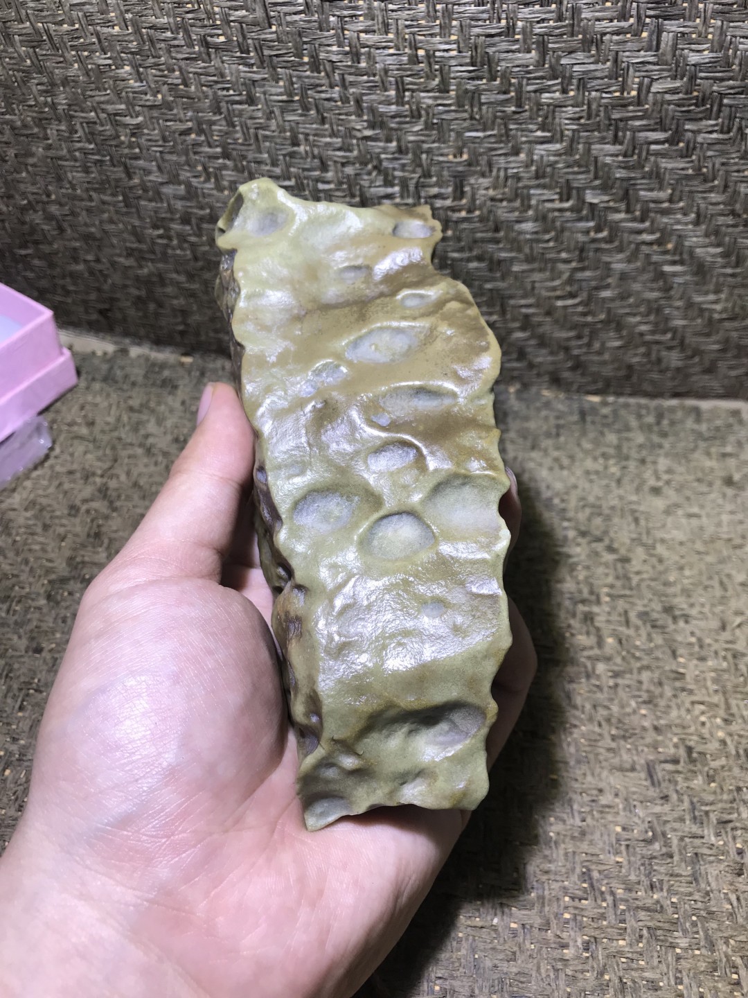 精美新疆蜂窝绿泥石原石把件（镇纸，摆件） 一块