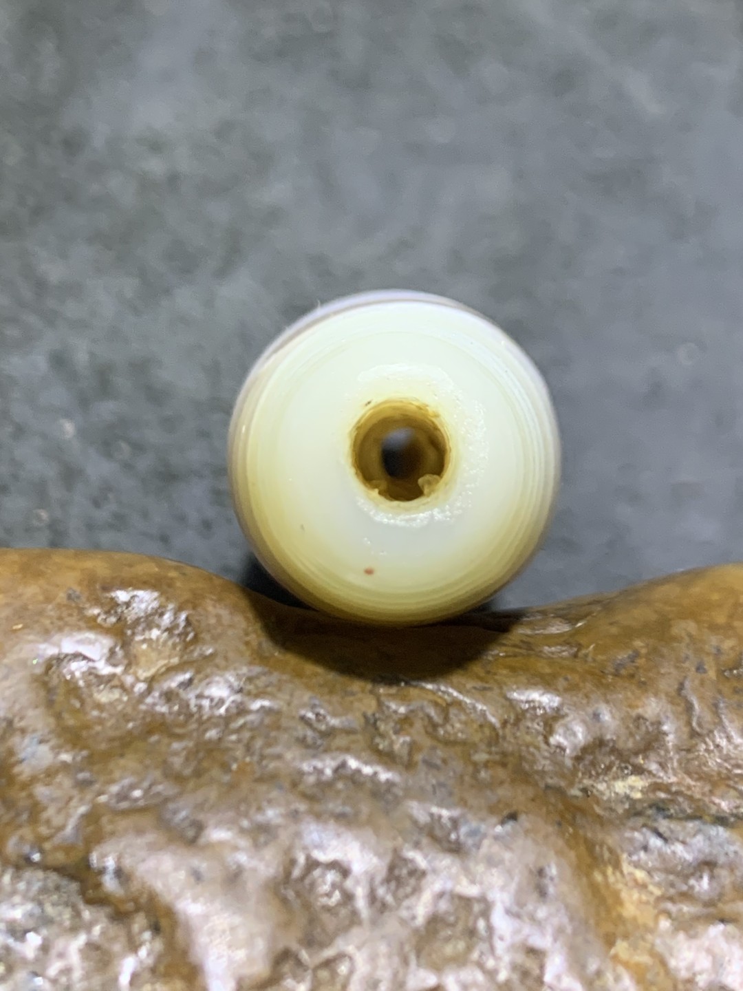 精美缠丝玛瑙天珠形桶珠一个，