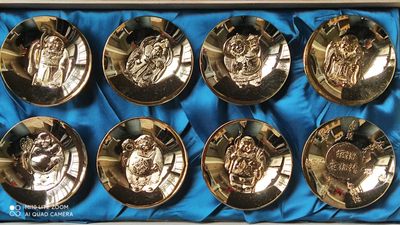 【海寧潮】拍卖第十期 - 【海寧潮】73毫米七福神招财进宝金属纪念盃8枚全套原盒