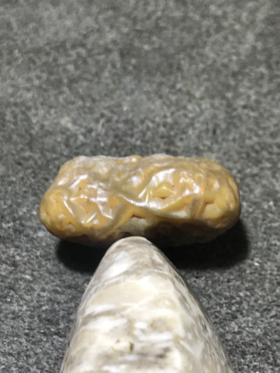 精美戈壁高玉化血脉筋脉石小原石一颗，
