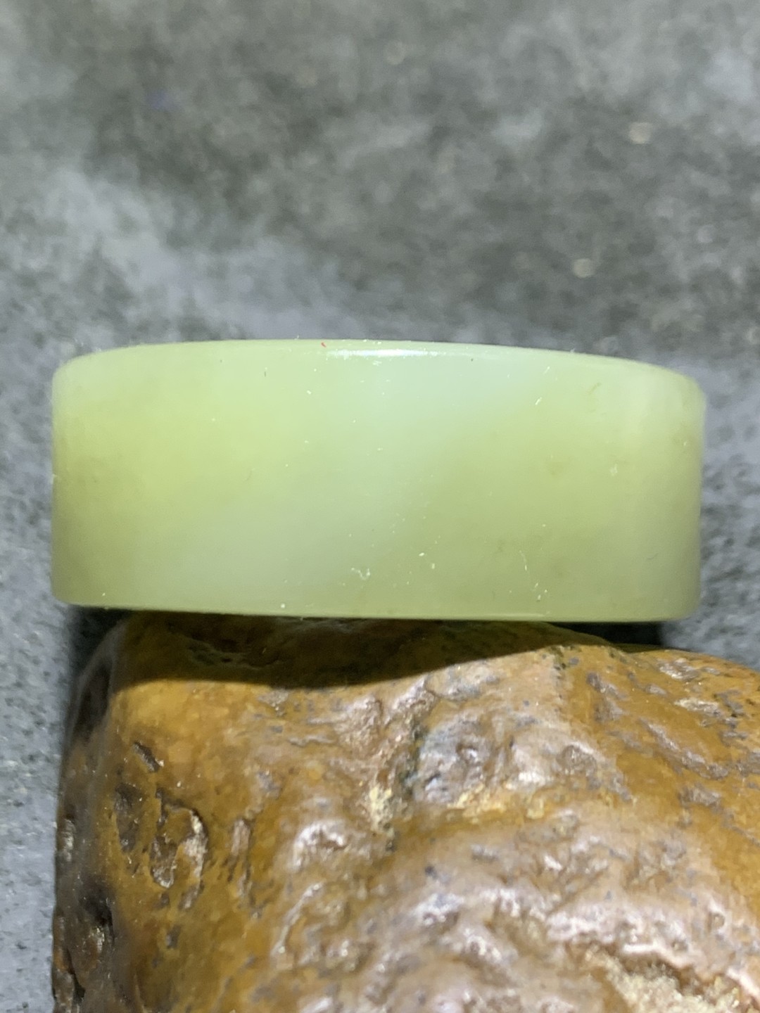 天然青海料水草沁和田玉扳指一个，