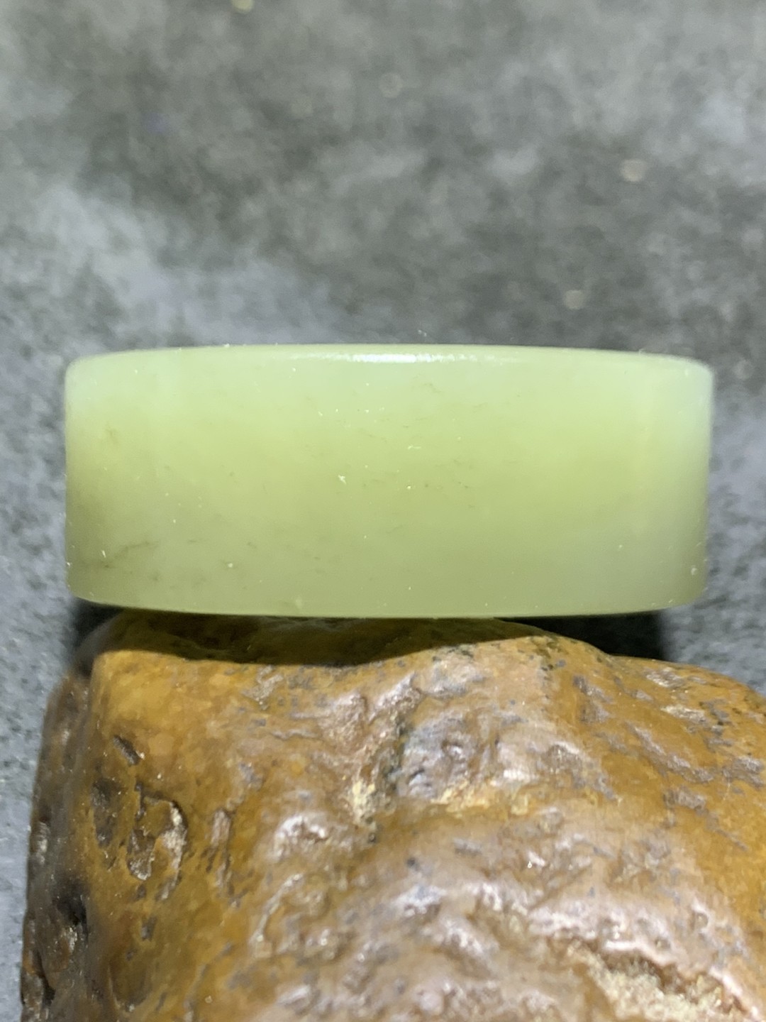 天然青海料水草沁和田玉扳指一个，
