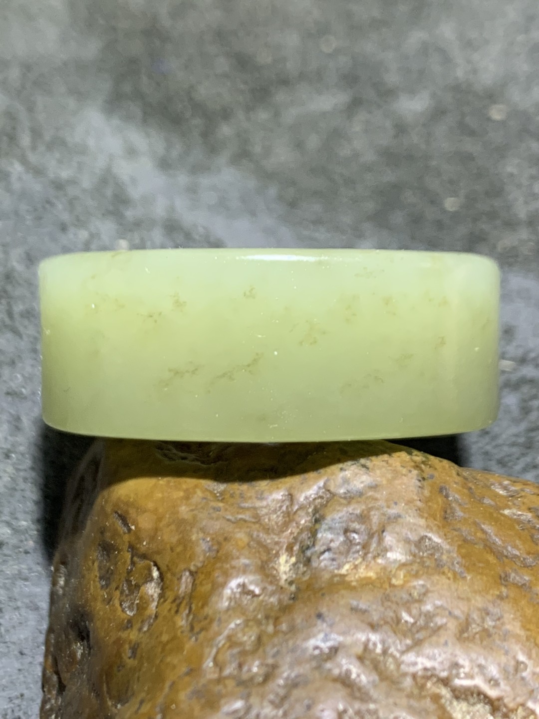 天然青海料水草沁和田玉扳指一个，