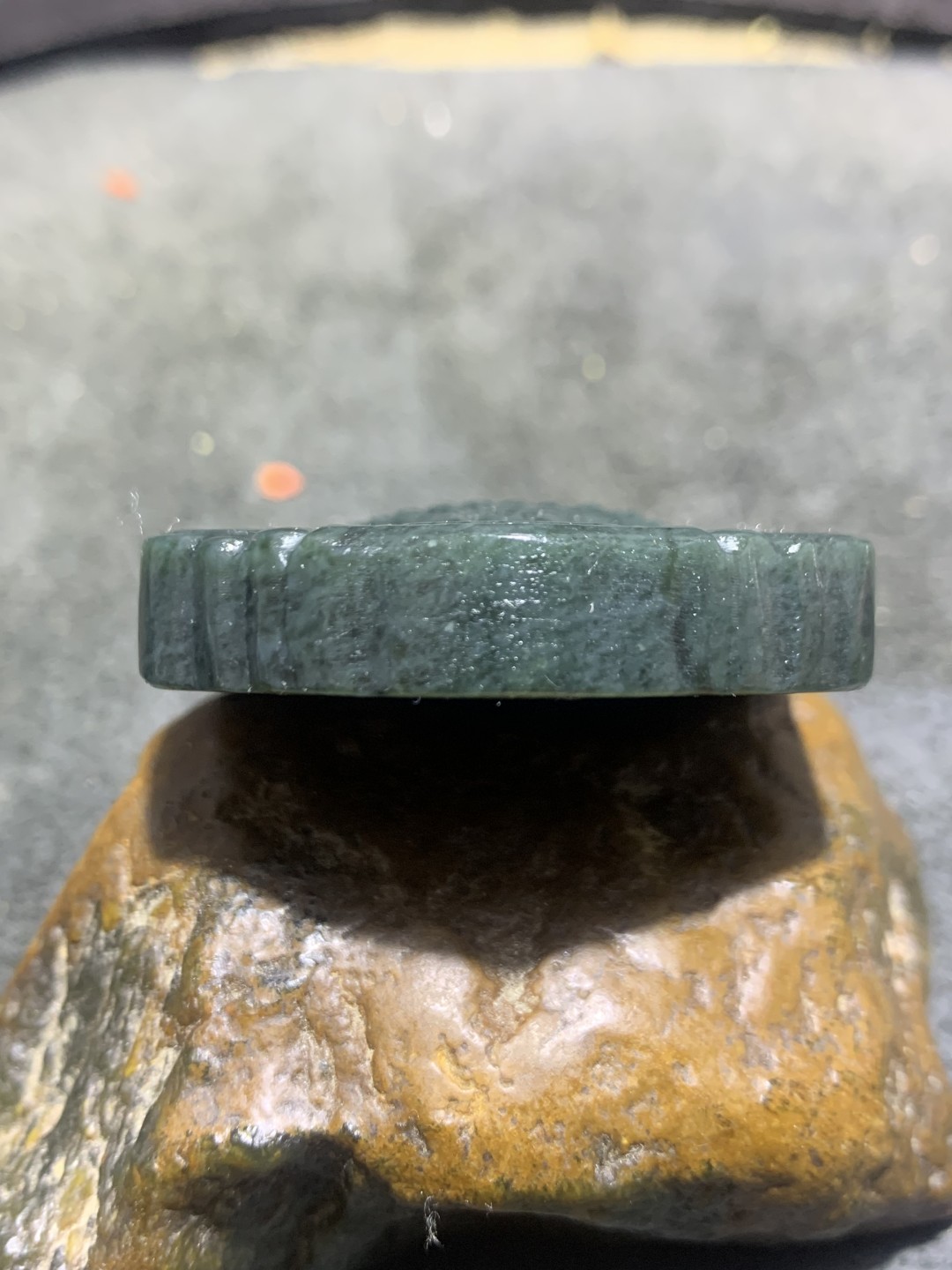 天然新疆和田青玉雕刻一心向佛牌子一块，