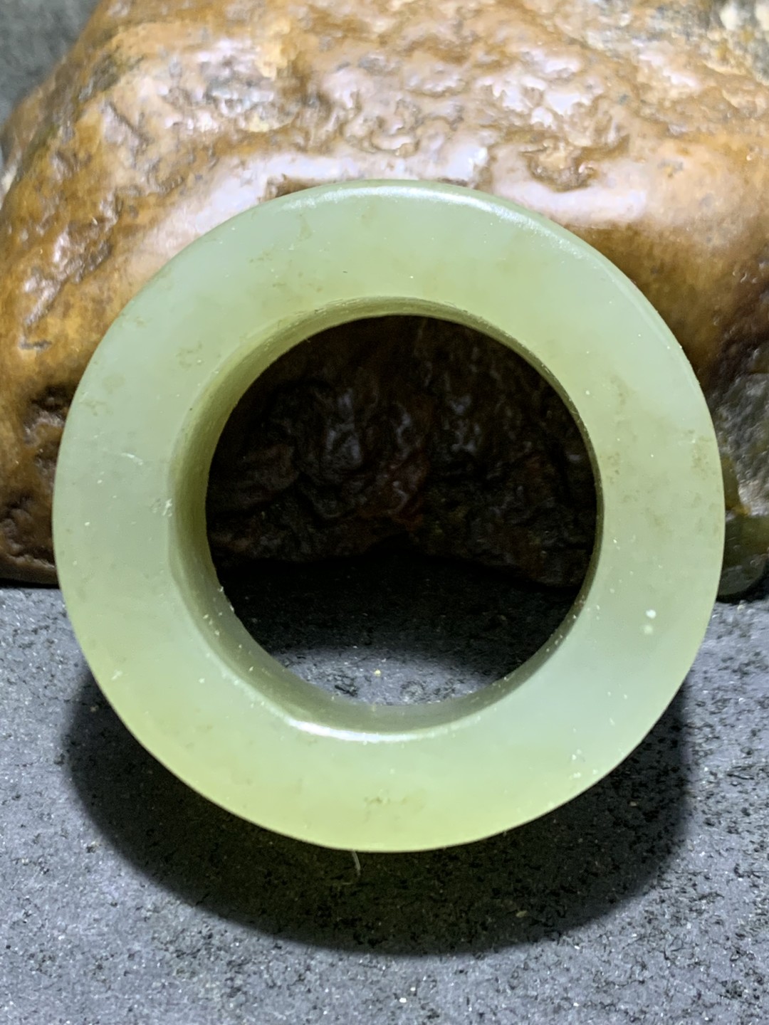 天然青海料水草沁和田玉扳指一个，