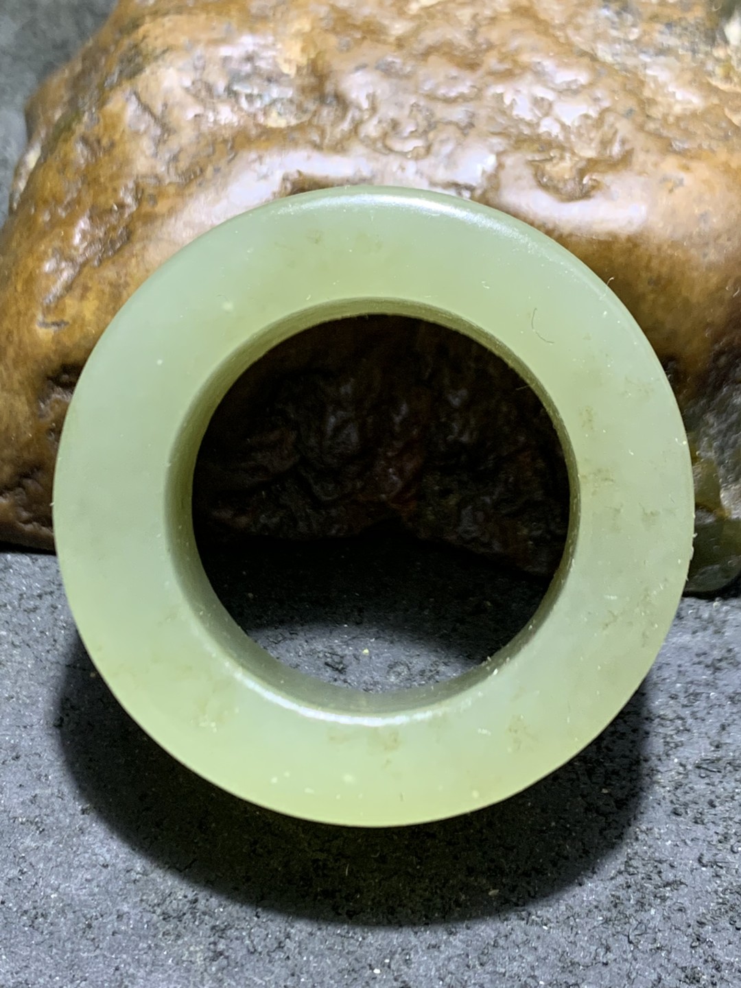 天然青海料水草沁和田玉扳指一个，