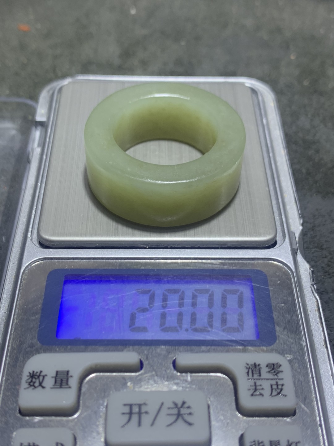 天然青海料水草沁和田玉扳指一个，
