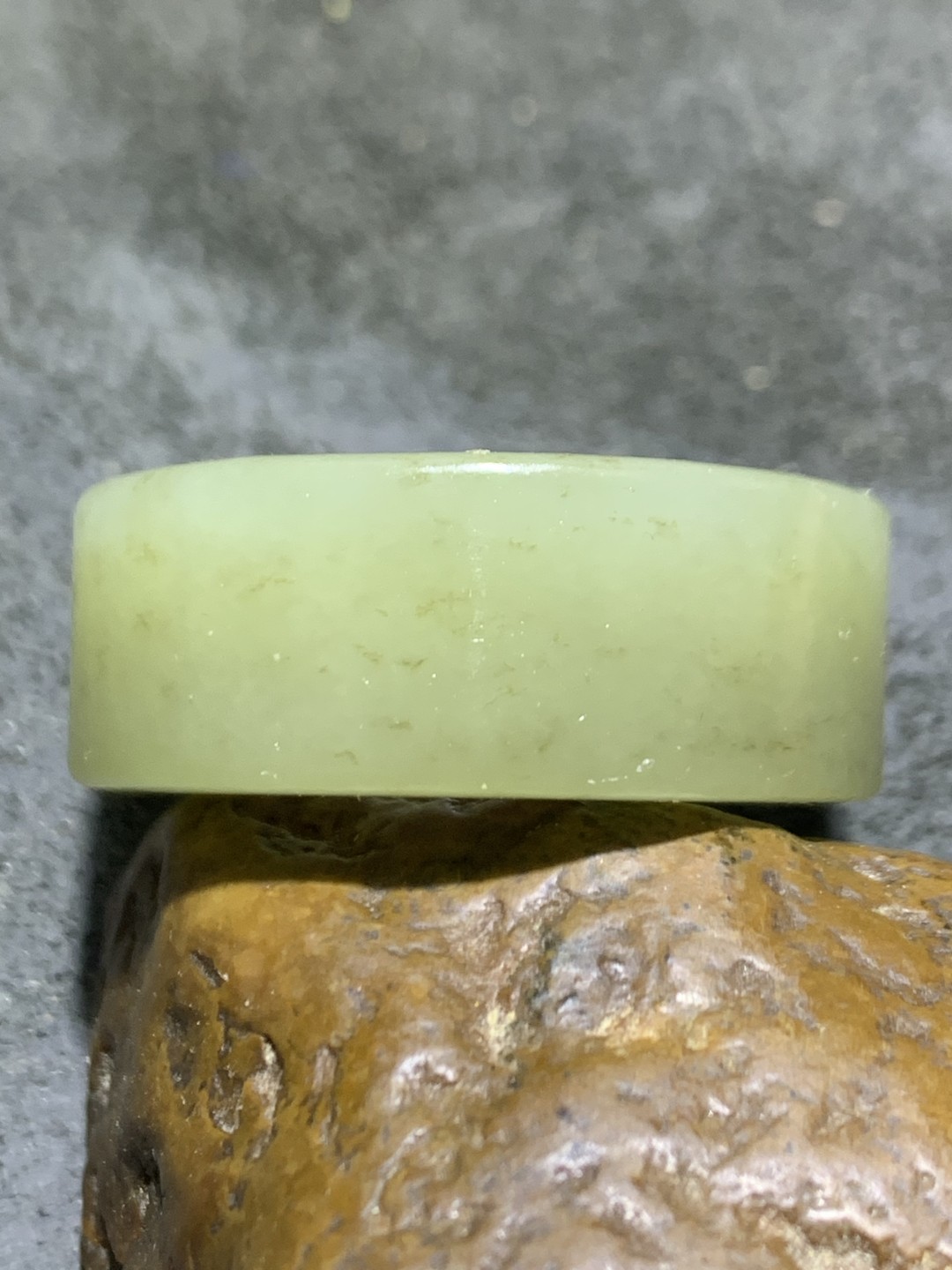 天然青海料水草沁和田玉扳指一个，