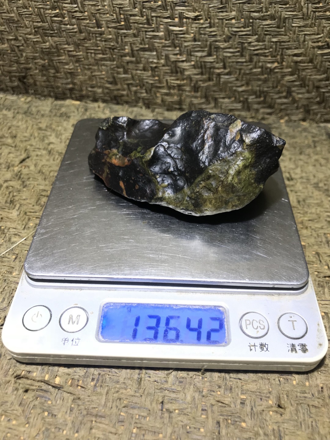 新疆新疆戈壁滩中磁月角砾原石一块，