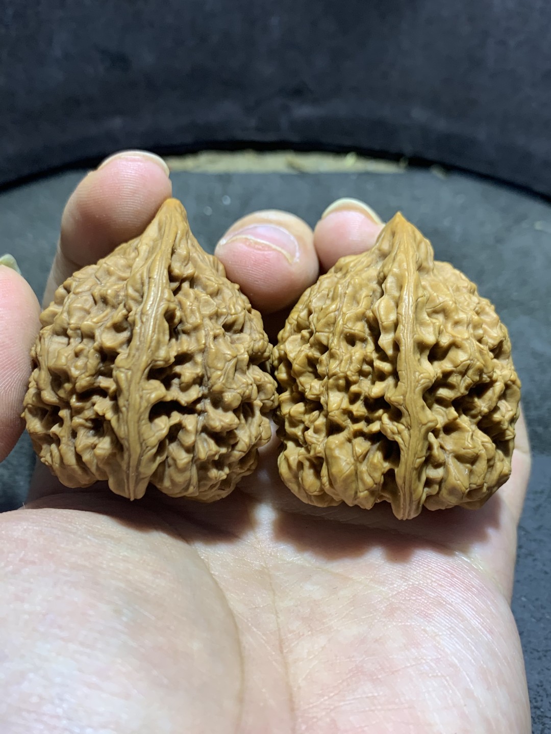 仅此一对，小众老树火苗型麒麟纹官帽文玩核桃一对，