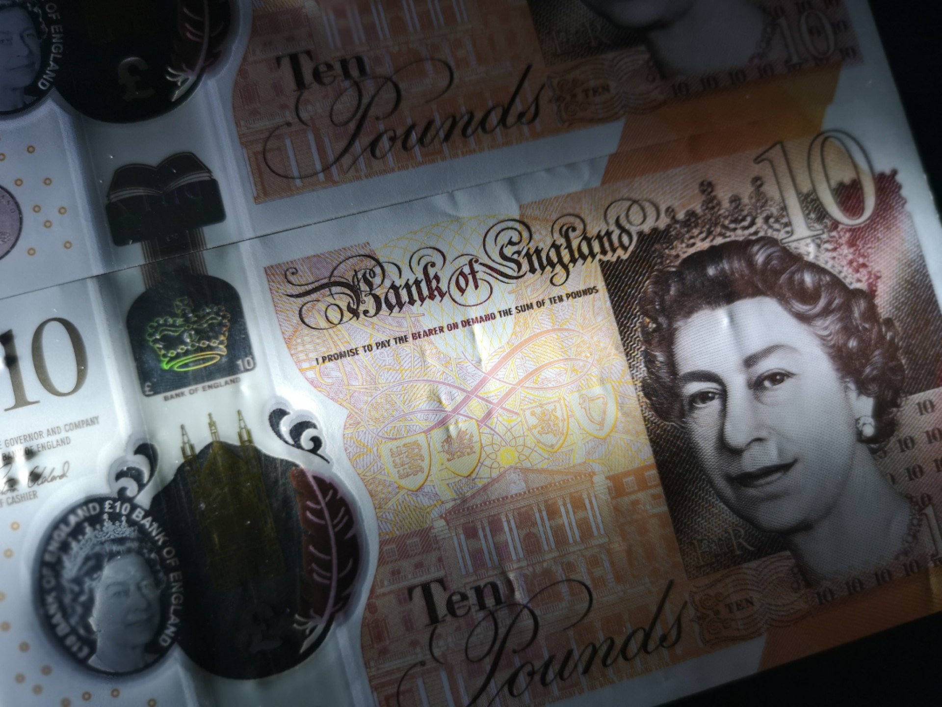 《外钞收藏家》第一百六十七期拍卖 英国最新版塑料钞5镑两张 一张全新无瑕疵 一张近全新有压痕