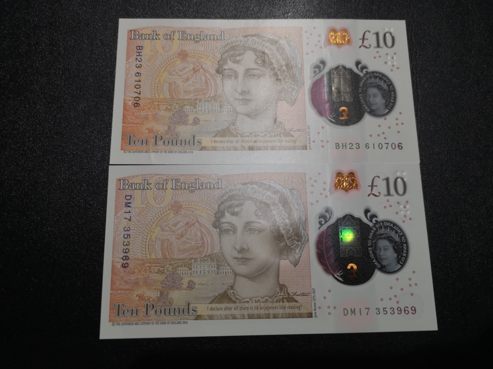 《外钞收藏家》第一百六十七期拍卖 英国最新版塑料钞5镑两张 一张全新无瑕疵 一张近全新有压痕