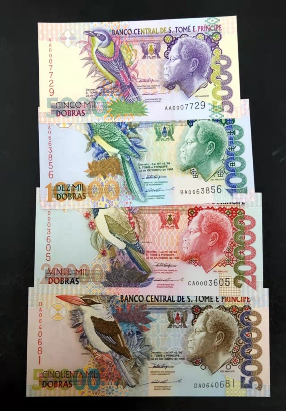 圣域骑士团 | 虎年新春上元节 专场 第二期（2022002期） 全新UNC 1996年 圣多美和普林西比 小全套4张 5000/10000/20000/50000面值 均为首发冠号 正面雕刻的小鸟栩栩如生