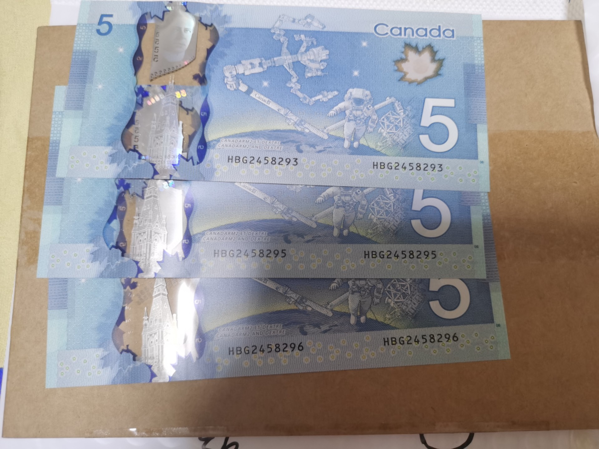 《外钞收藏家》第一百六十五期拍卖（本期80件）  加拿大塑料钞5刀 三张 首签 不是普通冠号 全新UNC