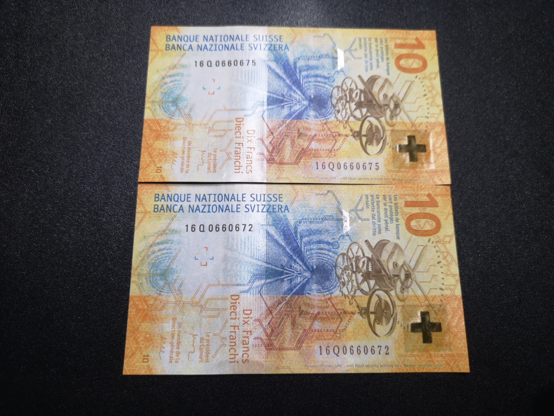 《外钞收藏家》第一百六十五期拍卖（本期80件） 瑞士10法郎手版 同刀相近两张 全新UNC