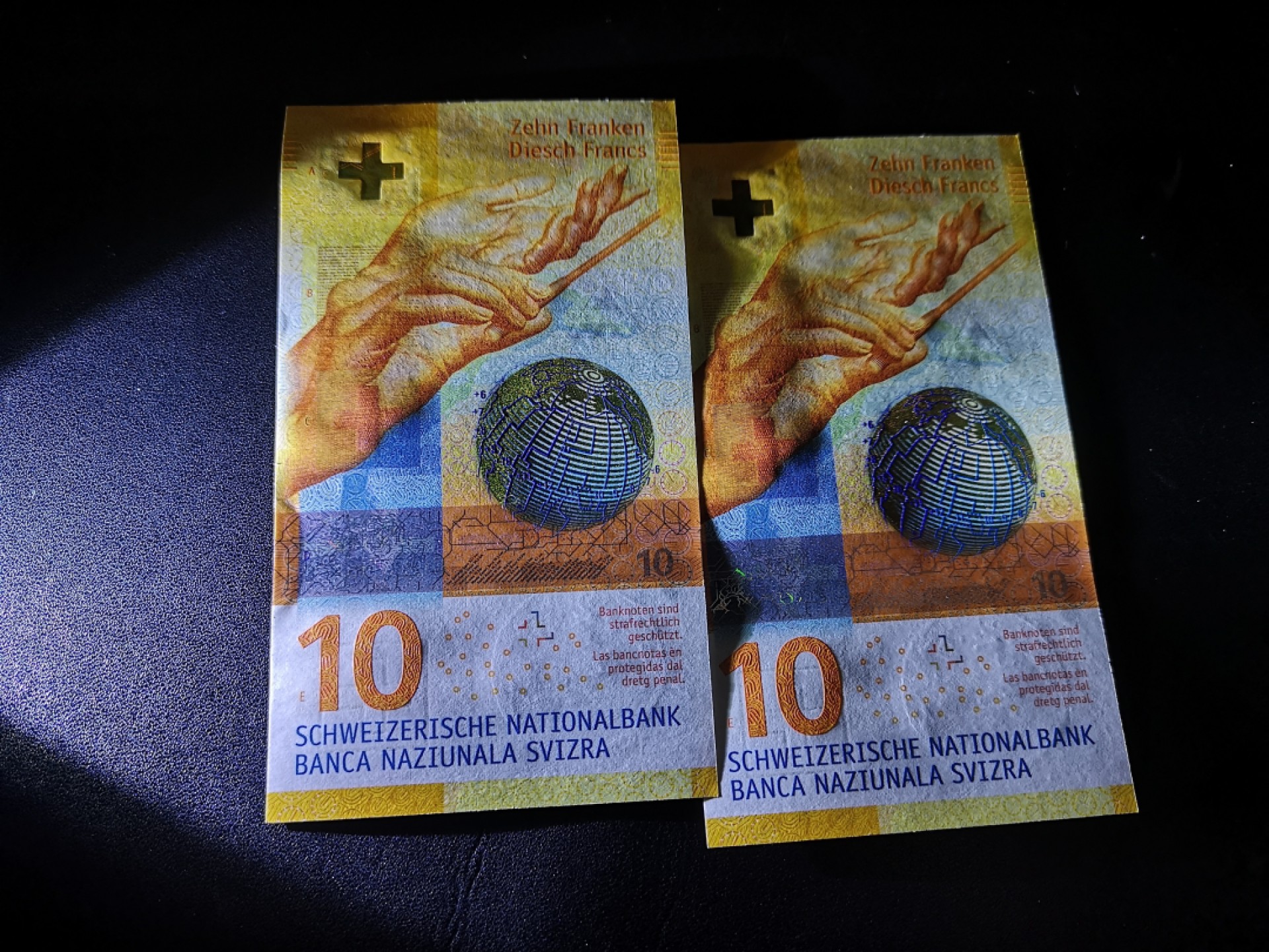《外钞收藏家》第一百六十五期拍卖（本期80件） 瑞士10法郎手版 同刀相近两张 全新UNC