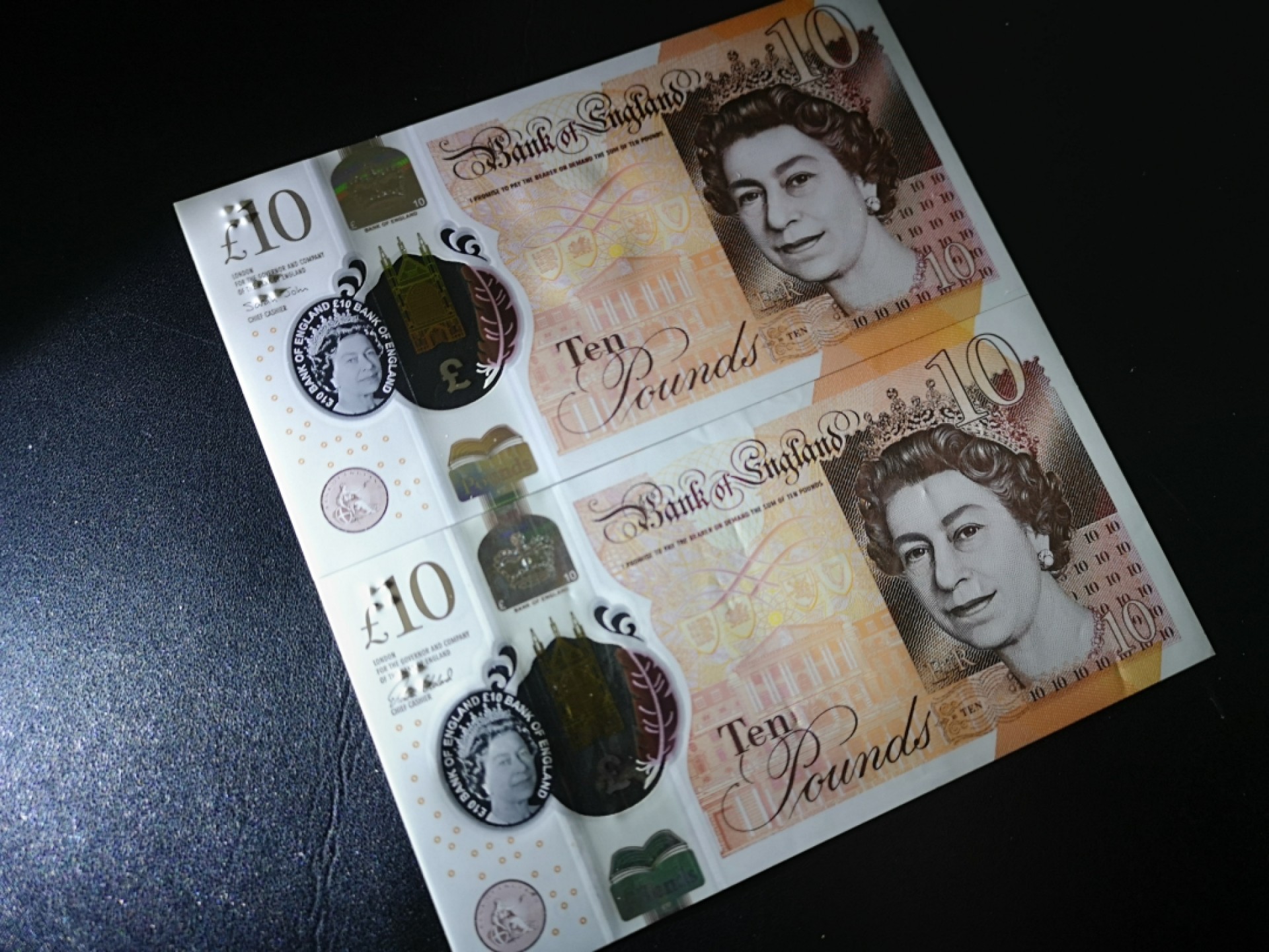 《外钞收藏家》第一百六十七期拍卖 英国最新版塑料钞5镑两张 一张全新无瑕疵 一张近全新有压痕