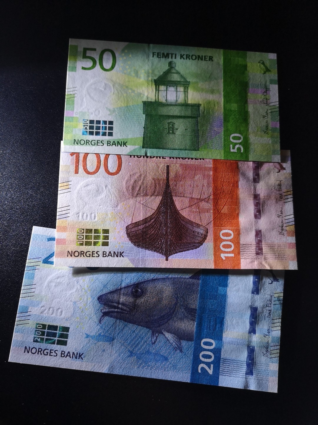 《外钞收藏家》第一百六十五期拍卖（本期80件） 最新版挪威50、100、200克朗三张小套 全新UNC