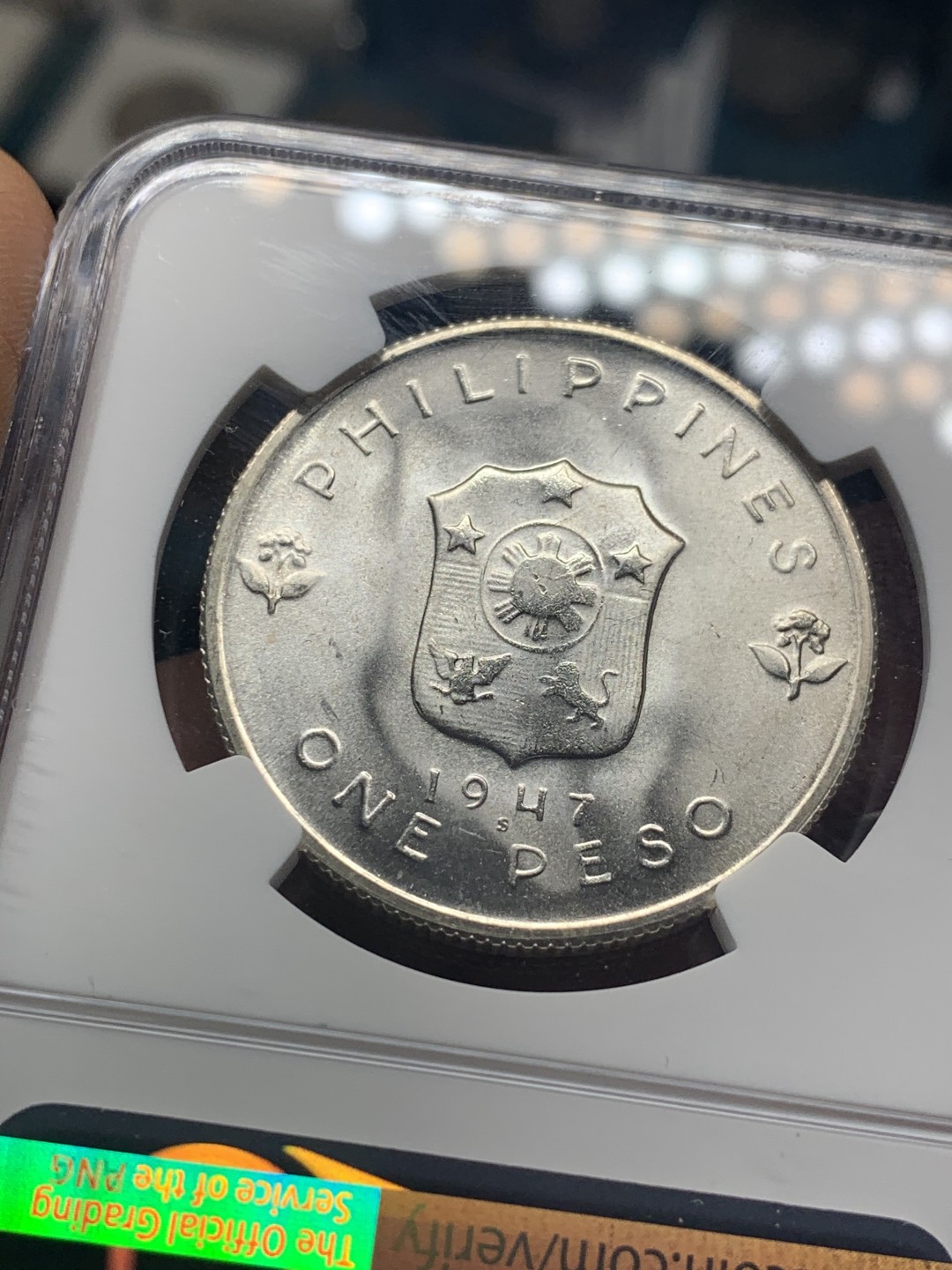 《竞宝斋》微拍-第32场-周日（全场顺丰包邮） NGC MS65 菲律宾 1947年 1比索 麦克阿瑟大银币 大转光 菲律宾独立后首枚品种，仅发行1年10万枚，大涨品种！