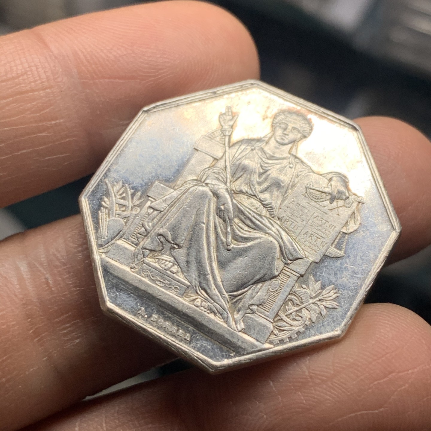 《竞宝斋》微拍-第32场-周日（全场顺丰包邮） 法国  布尔日区公证人 银质八角代币 章牌家 博雷尔作品 丰饶角边铭 人物设计端庄大气  对边31.2mm，对角33.6mm，14克