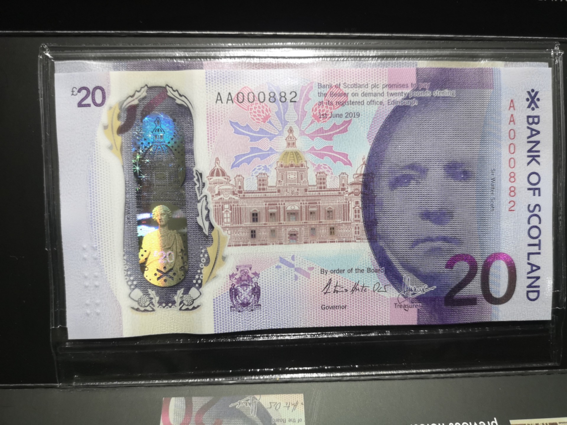 《外钞收藏家》第一百六十五期拍卖（本期80件） 苏格兰银行20镑2张 首发冠加纪念钞 百位号同号 精装册