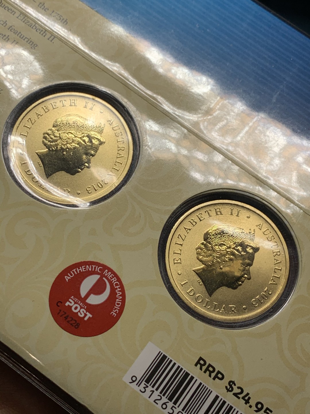 《竞宝斋》微拍-第32场-周日（全场顺丰包邮） 澳大利亚2013年卡册，带两枚皇冠纪念币，两枚伊丽莎白邮票，